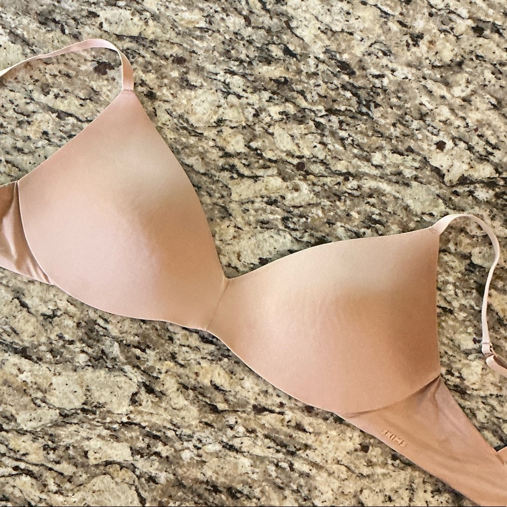 SKIMS Wireless Form Push-up Plunge Bra